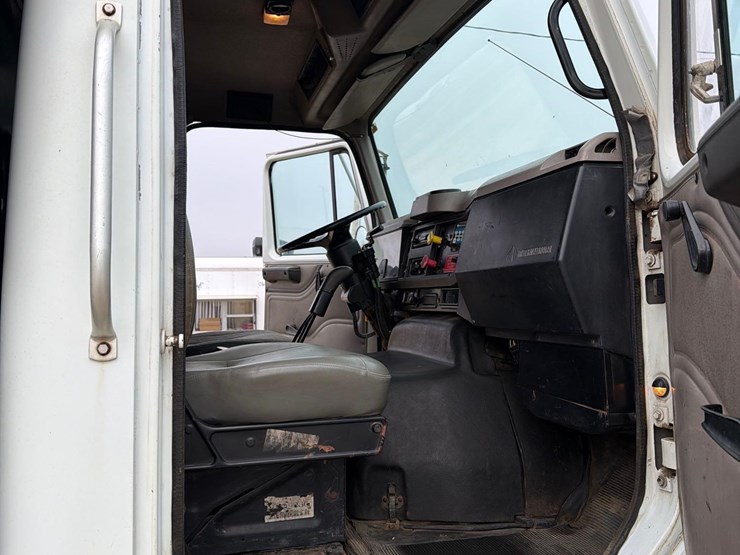2000-international-8100-image-43