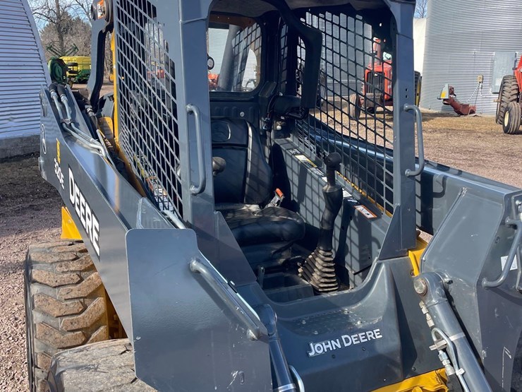 2017-deere-320e-image-14