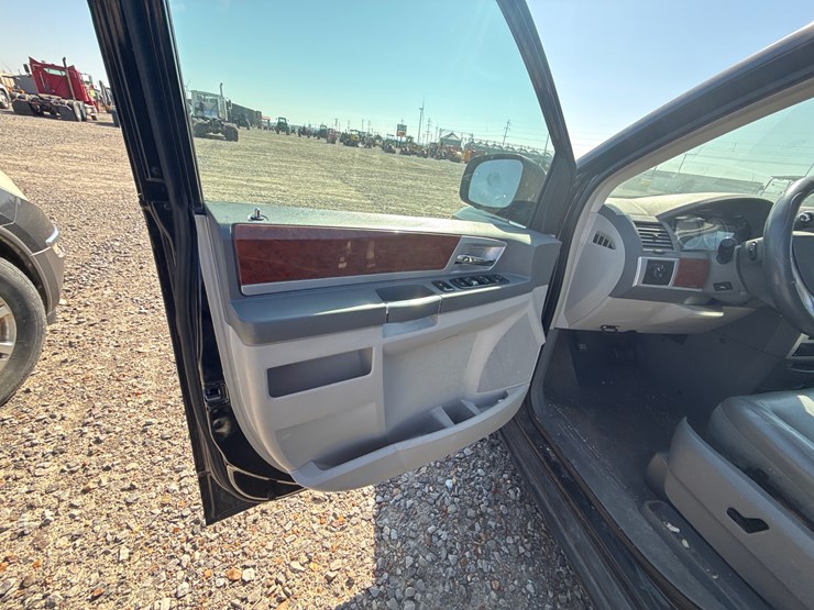 2009-chrysler-town-&-country-image-20