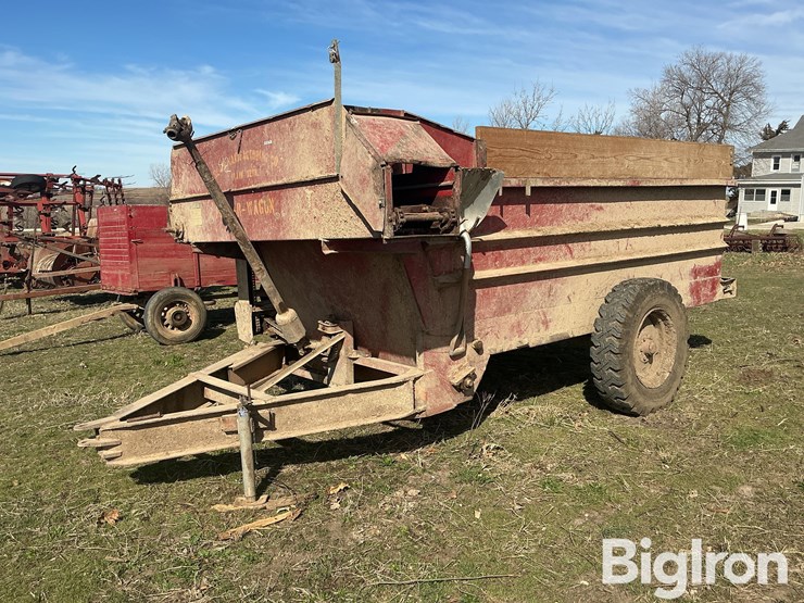 kelly-ryan-feed-wagon-image-1