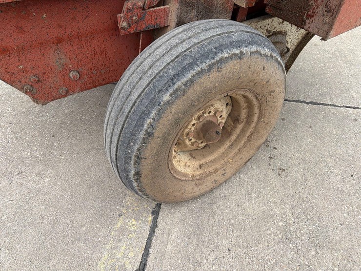 hesston-5540-image-11