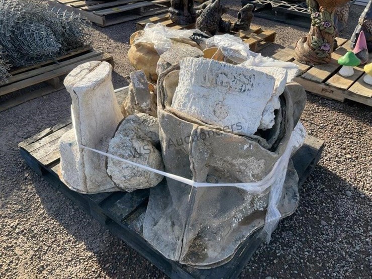 pallet-of-assorted-concrete-molds-image-1