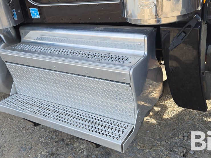 2022-peterbilt-389-image-12