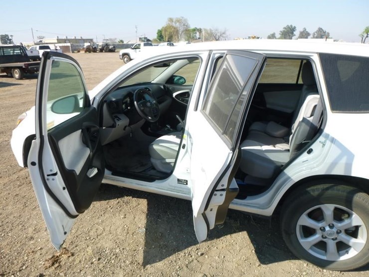 2014-toyota-rav4-image-7