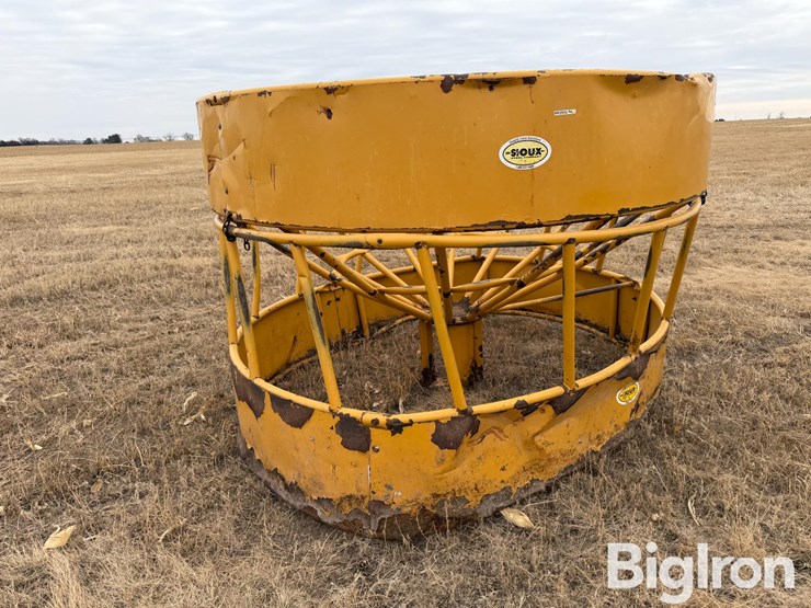 sioux-hanging-bale-feeder-image-2