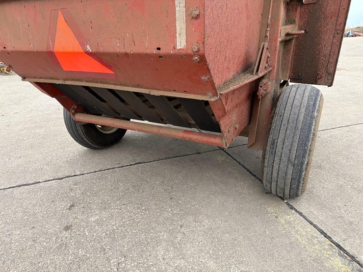 hesston-5540-image-9