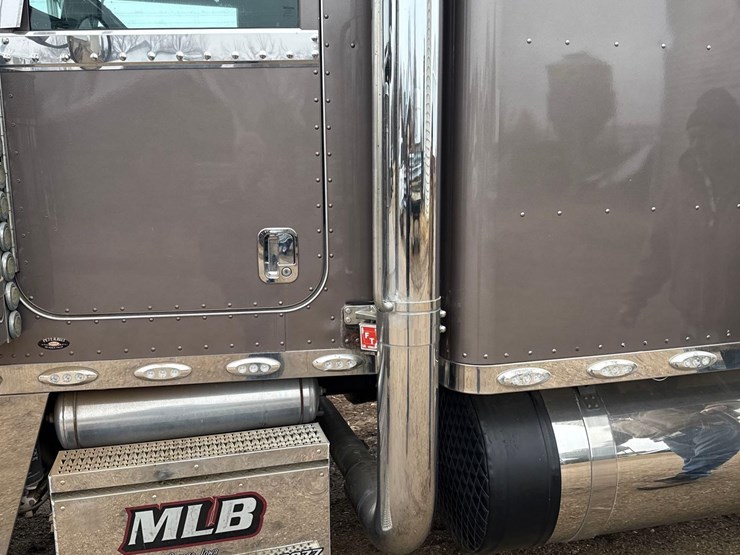 2016-peterbilt-389-image-45