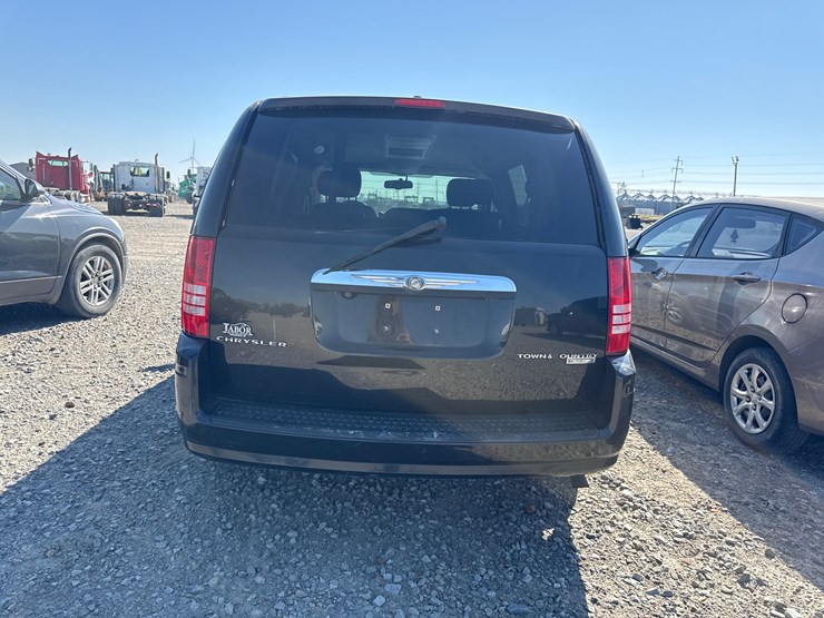 2009-chrysler-town-&-country-image-5