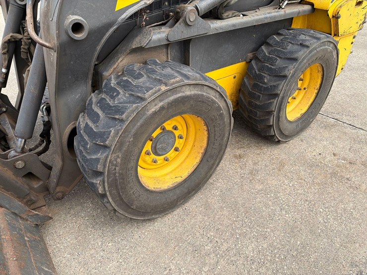 2011-new-holland-l218-image-13