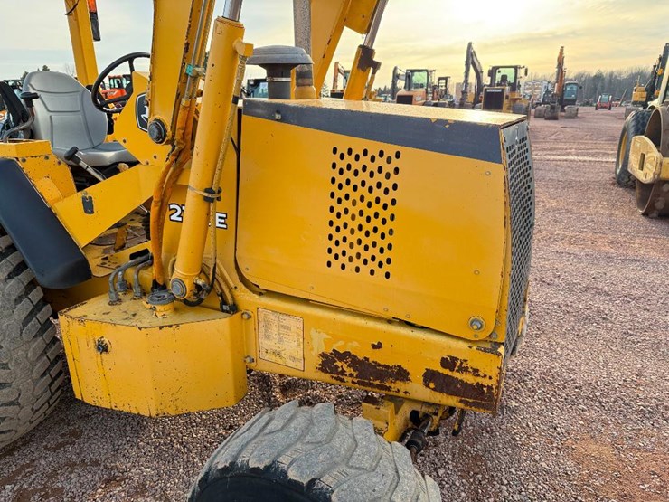 deere-210le-image-26