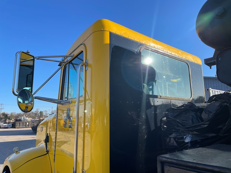 1999-peterbilt-330-image-10