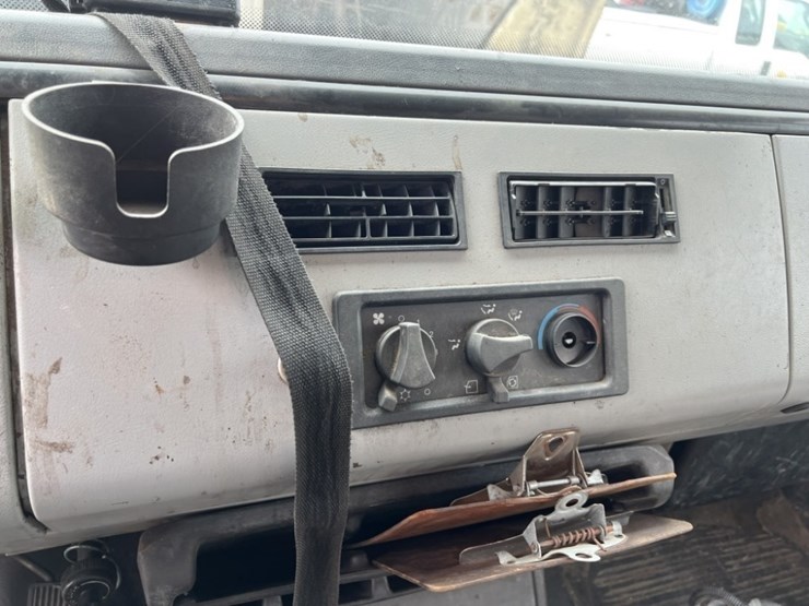 1998-freightliner-fl70-image-22