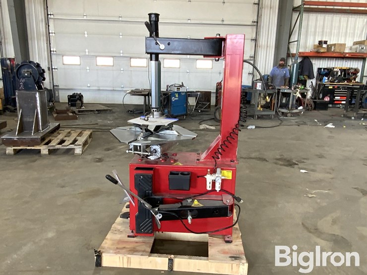 2025-massey-ferguson-730-image-8