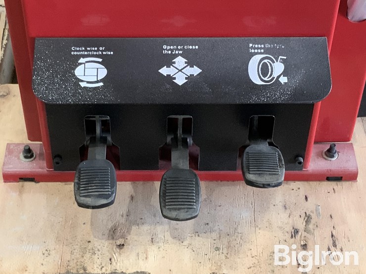 2025-massey-ferguson-730-image-10