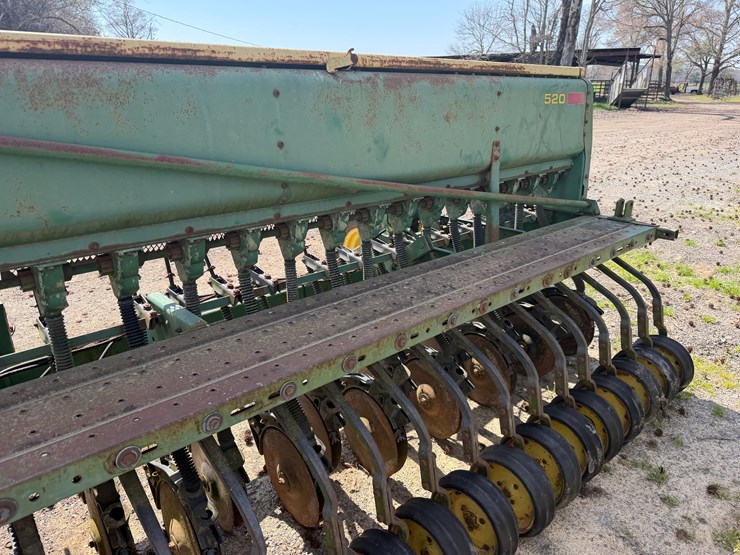 john-deere-520-image-11