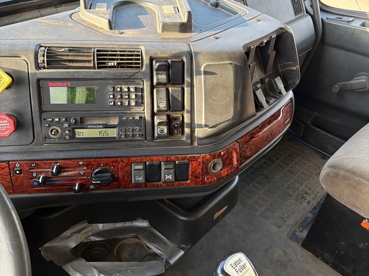 2001-volvo-vn-image-40