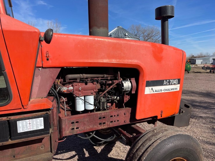 allis-chalmers-7040-2wd-tractor-image-14