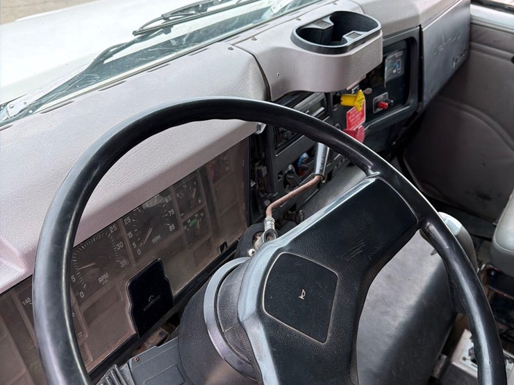 2000-international-8100-image-42