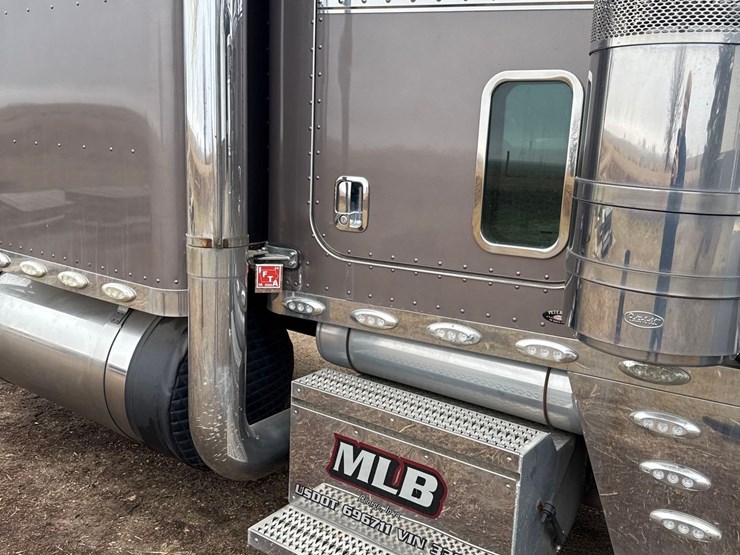 2016-peterbilt-389-image-31