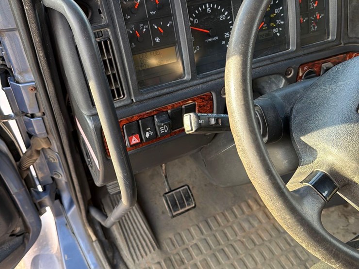 2001-volvo-vn-image-35