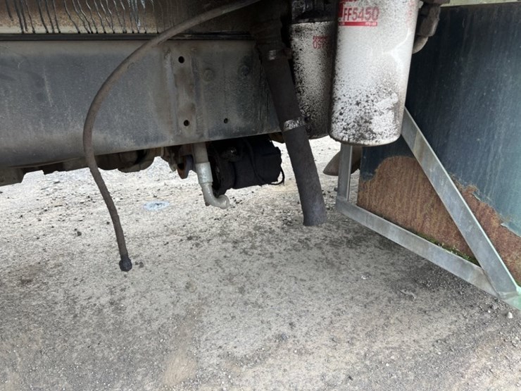 1998-freightliner-fl70-image-25