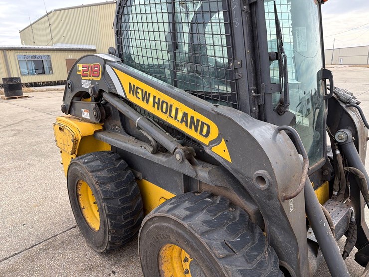 2011-new-holland-l218-image-17