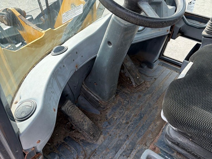 2016-deere-244k-image-38