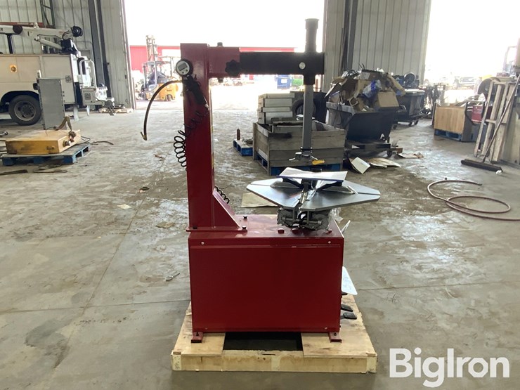 2025-massey-ferguson-730-image-4