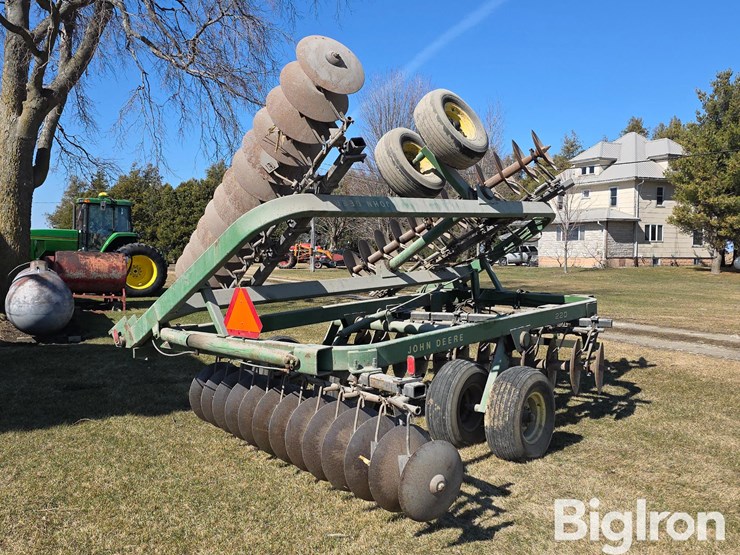 john-deere-220-image-5