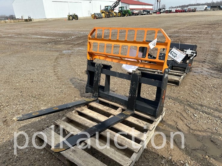 4,000#-48"-skidsteer-pallet-forks-image-1