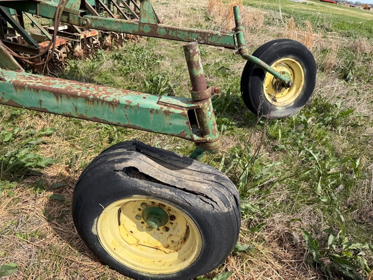 john-deere-12-image-34