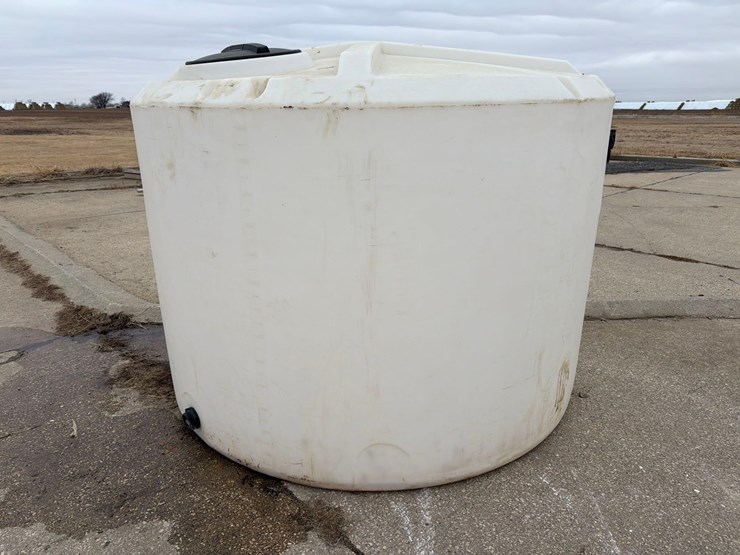 1300-gallon-poly-tank-image-2