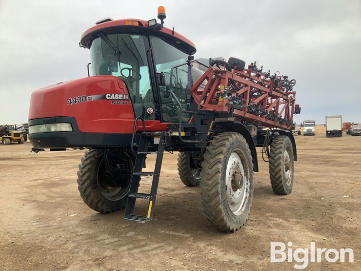 2013-case-ih-4430-self-propelled-sprayer-image-1