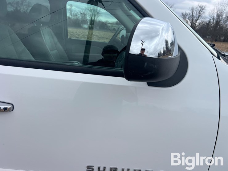 2007-chevrolet-suburban-image-12