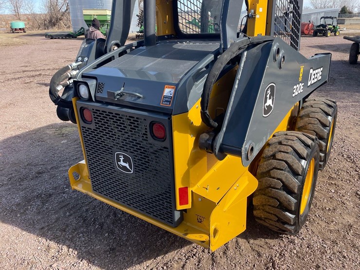 2017-deere-320e-image-18