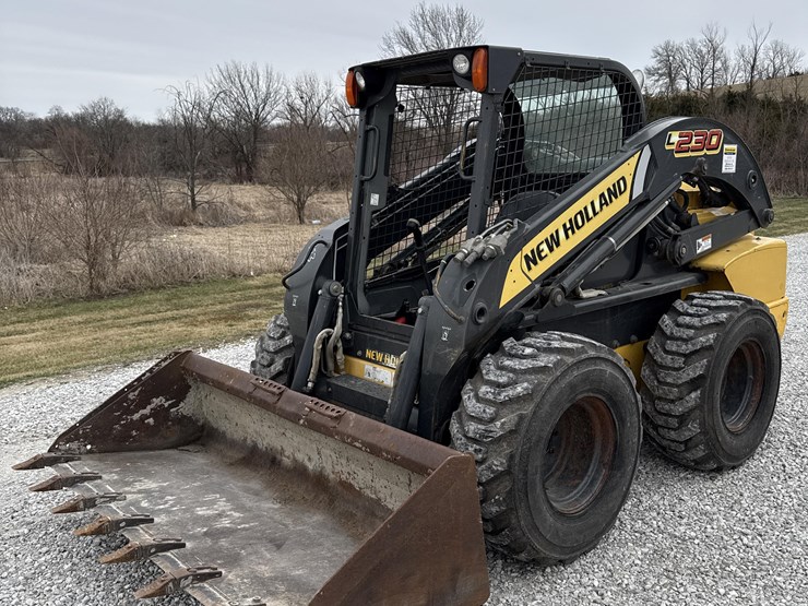 2013-new-holland-l230-image-1