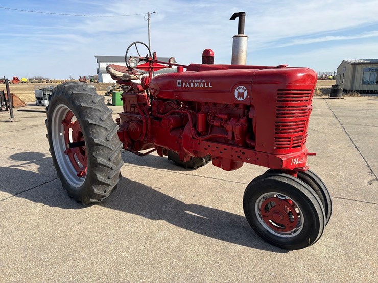1953-farmall-super-m-tractor-image-3