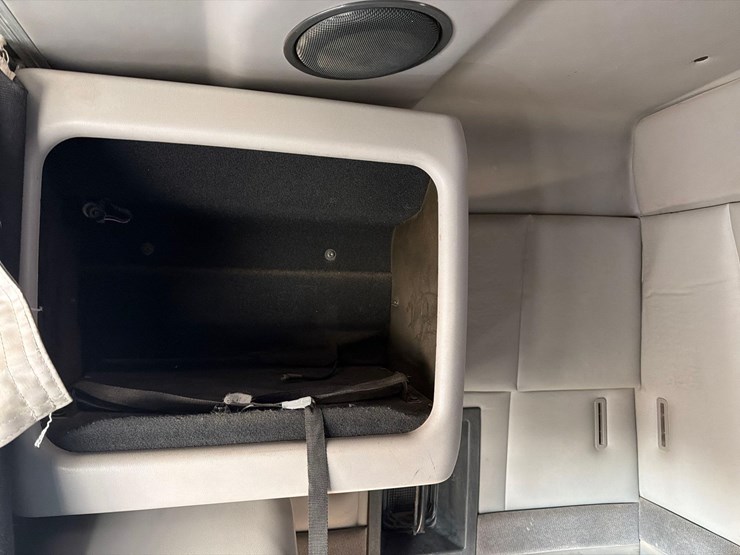 2001-volvo-vn-image-47