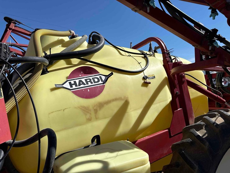 hardi-1000-gal-pull-type-sprayer-image-12