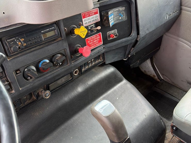 2000-international-8100-image-40