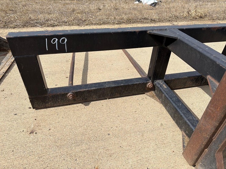 wolf-4-prong-volvo-mount-bale-spear-image-6