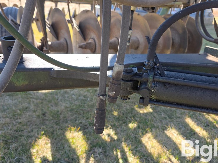 john-deere-220-image-11