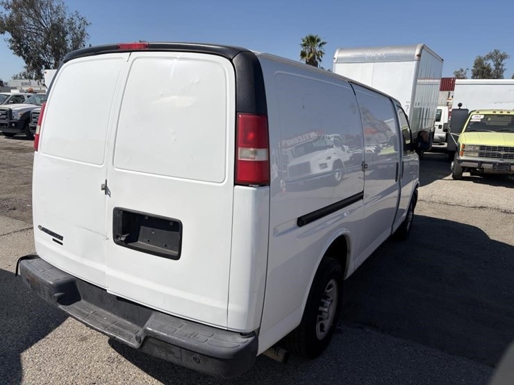 2015-chevrolet-express-2500-image-3