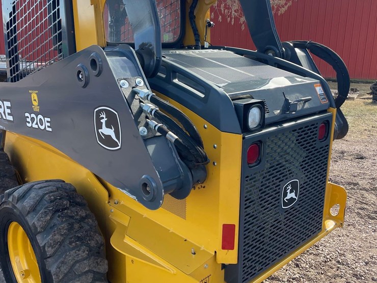 2017-deere-320e-image-6