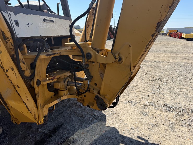 new-holland-555e-image-12