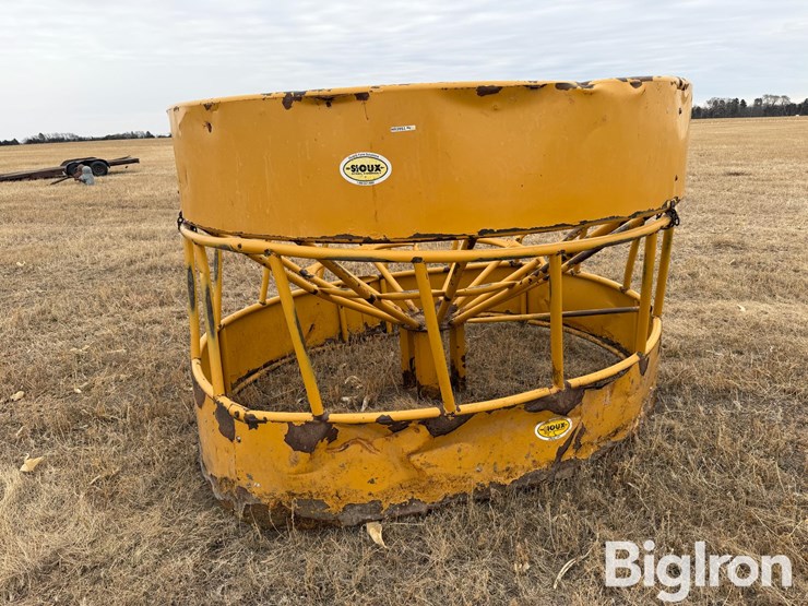 sioux-hanging-bale-feeder-image-1