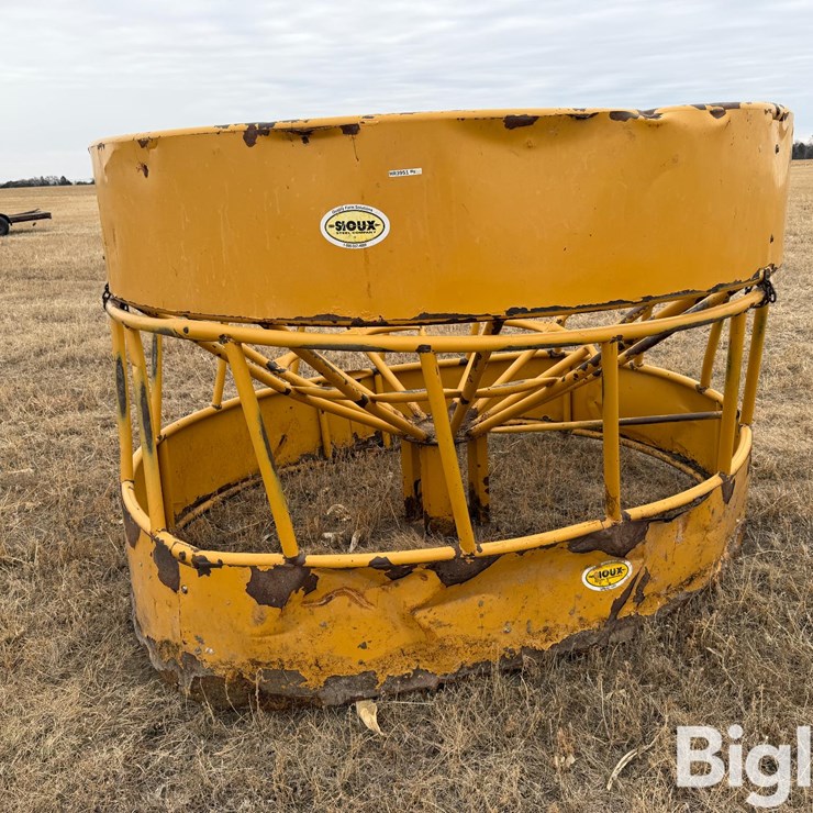 Sioux Hanging Bale Feeder