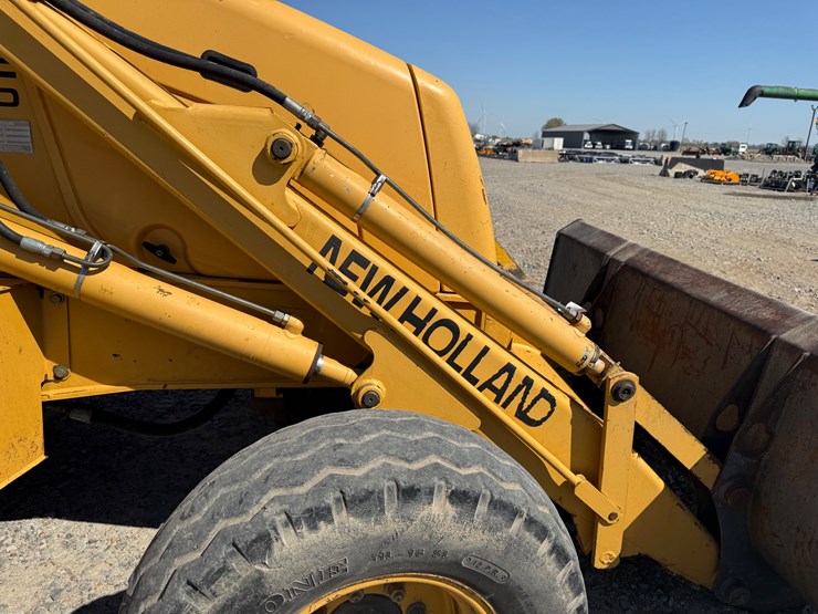 new-holland-555e-image-31