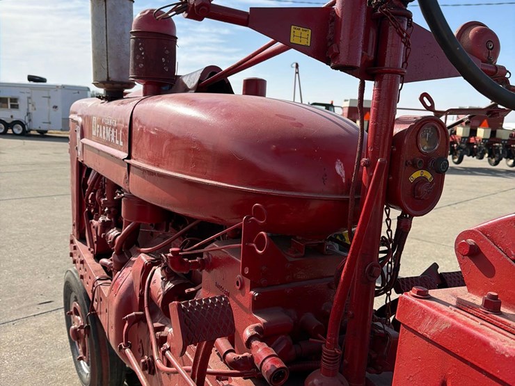 1953-farmall-super-m-tractor-image-23