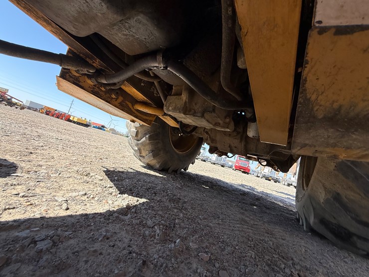 new-holland-555e-image-70